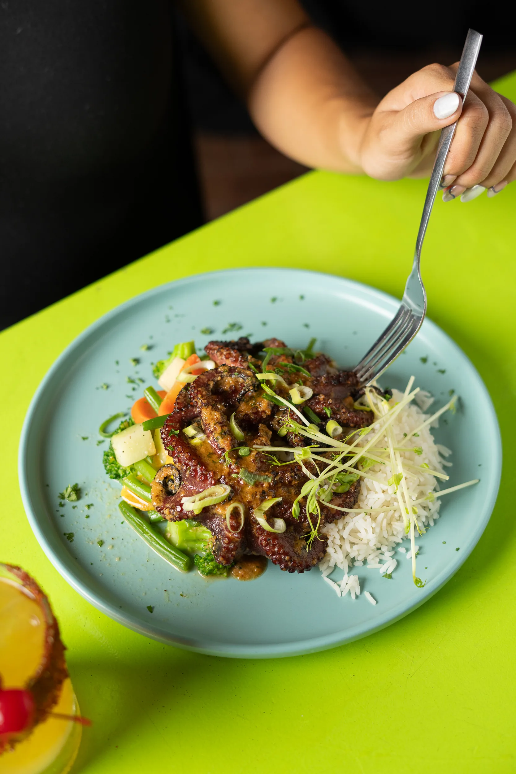 Pulpo salteado con arroz y vegetales