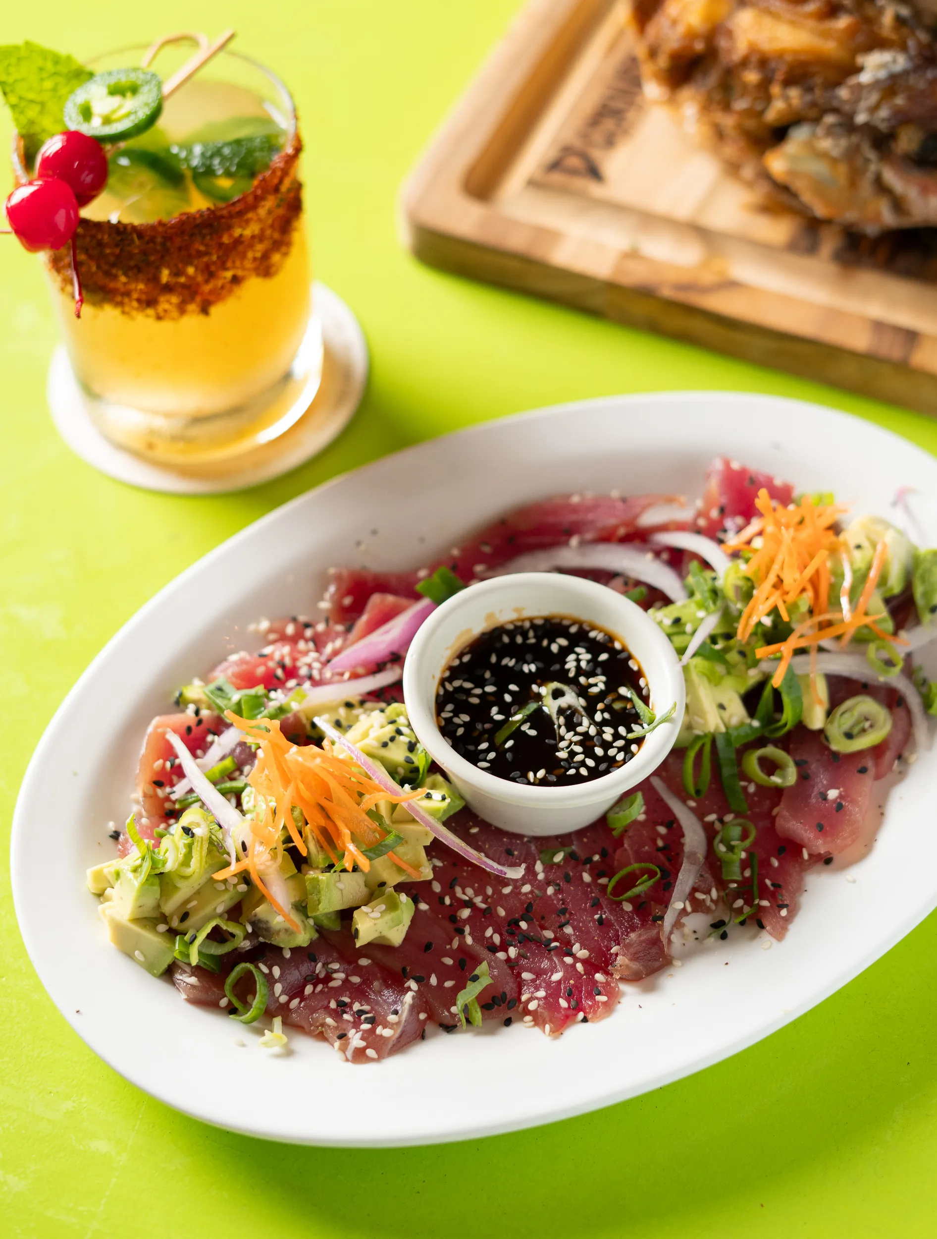 Atún con salsa soya y aguacate — estilo sashimi